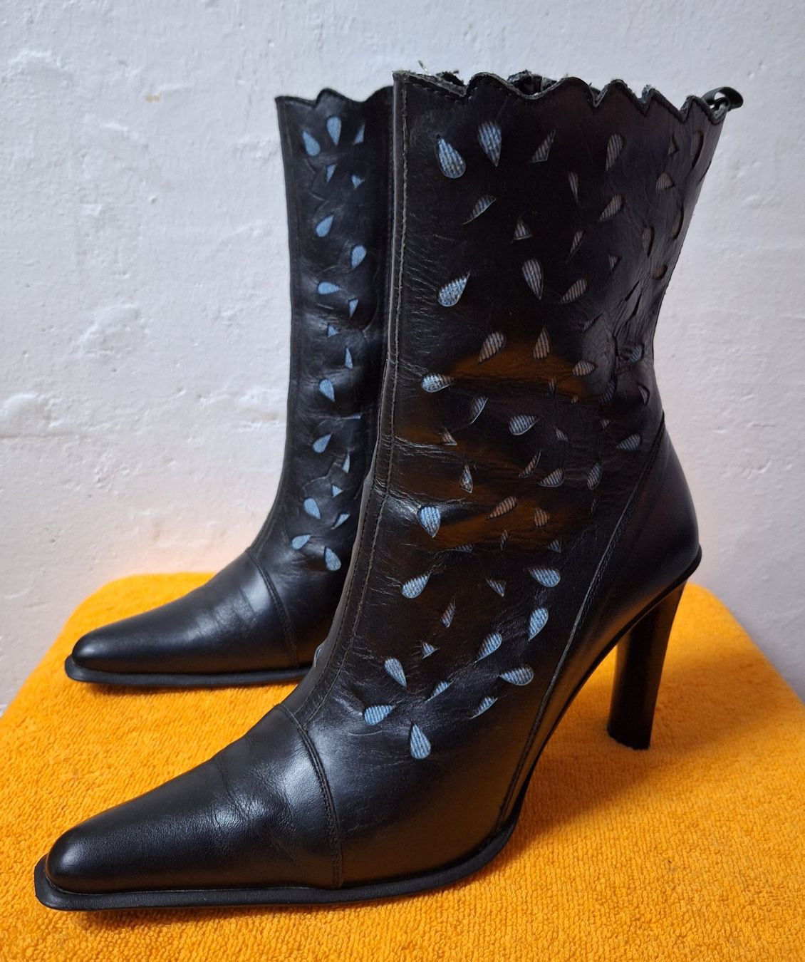 Scarpe da donna: Leichte Sommer Stiefelette, Leder mit Muster Gr. 39 – Usato da Muri AG venduto da Edlerweiss