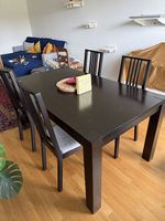Günstiges Set: Schwarzer Esstisch mit 4 passenden Stühlen