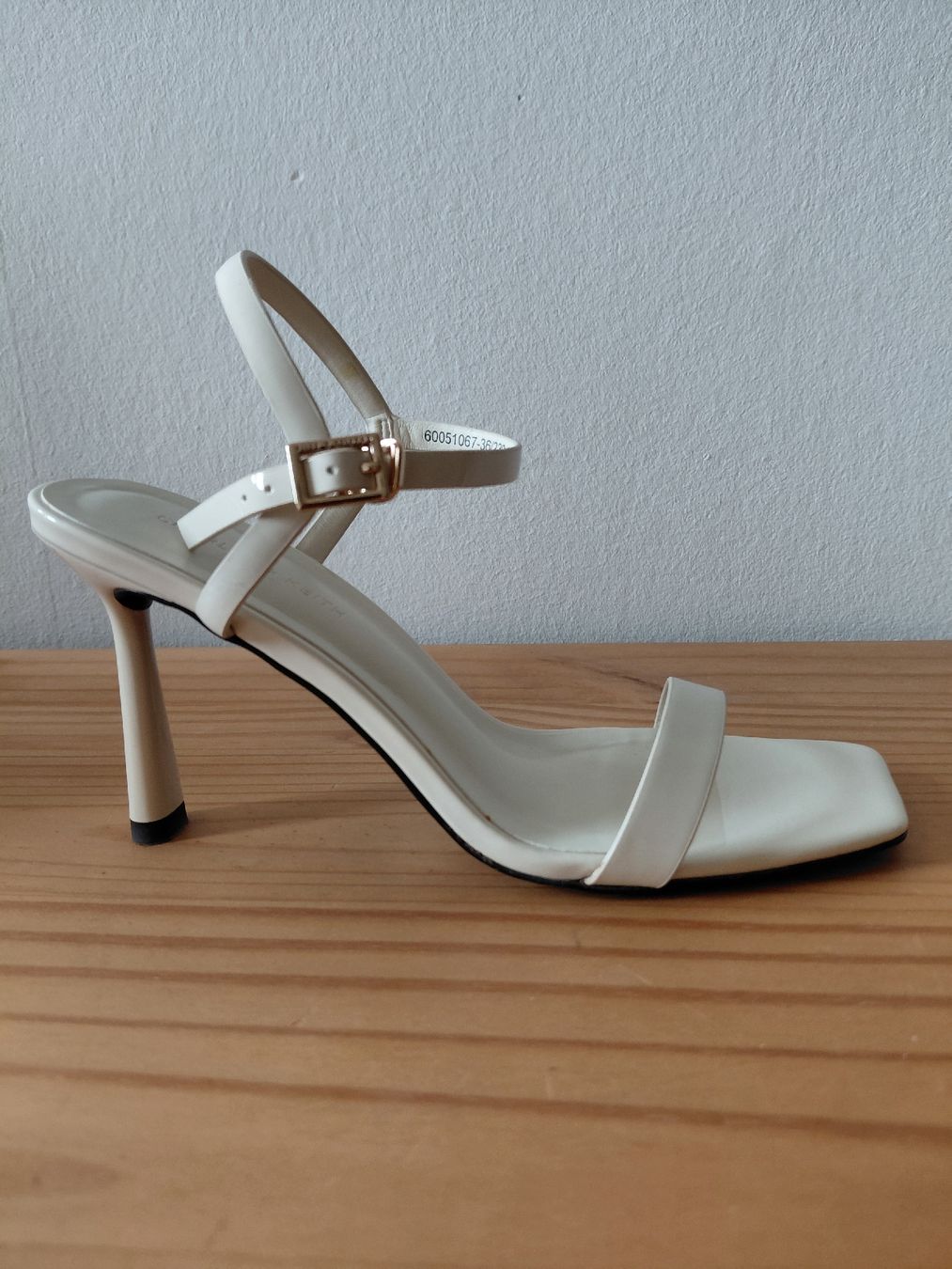 Scarpe da donna: CHARLES & KEITH Hochzeitsschuhe/Off White Sandals – Usato da Turbenthal venduto da apr_h7z2 1
