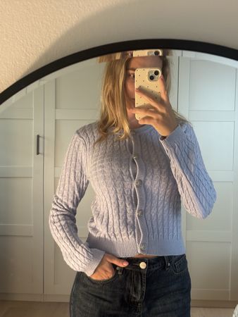Damen Strickjacke hellblau mit Zopfmuster Grösse S