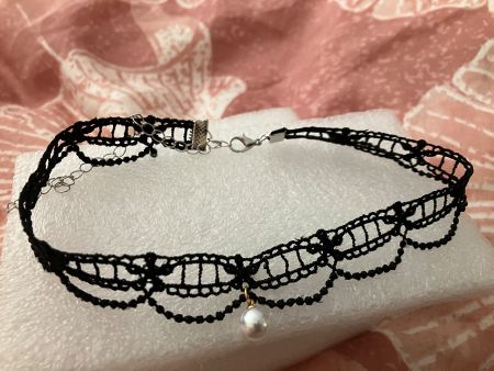 Feminines Spitzen Choker Halsband mit Imitations Perle