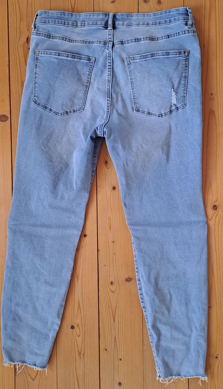 H&M Jeans: Skinni Stretchjeans cropped/destroyed Gr. 42+ – Usato da Zell ZH venduto da fossilchen 1
