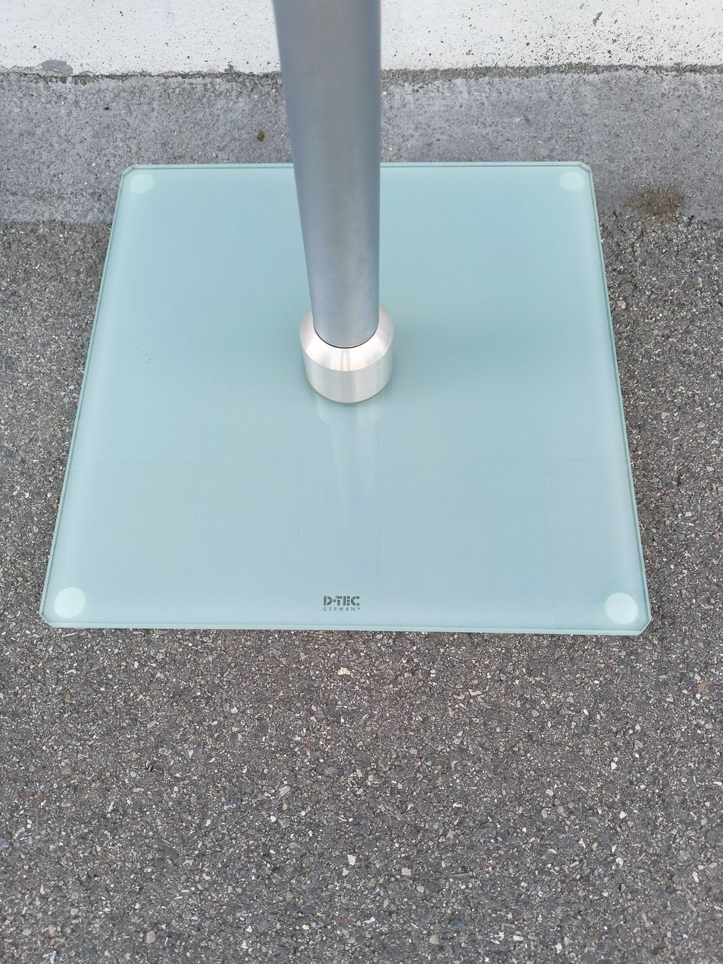 Tavoli: table d'appoint aluminium et verre satiné – Nuovo (secondo la descrizione) da Biel/Bienne venduto da fra_t25n 1