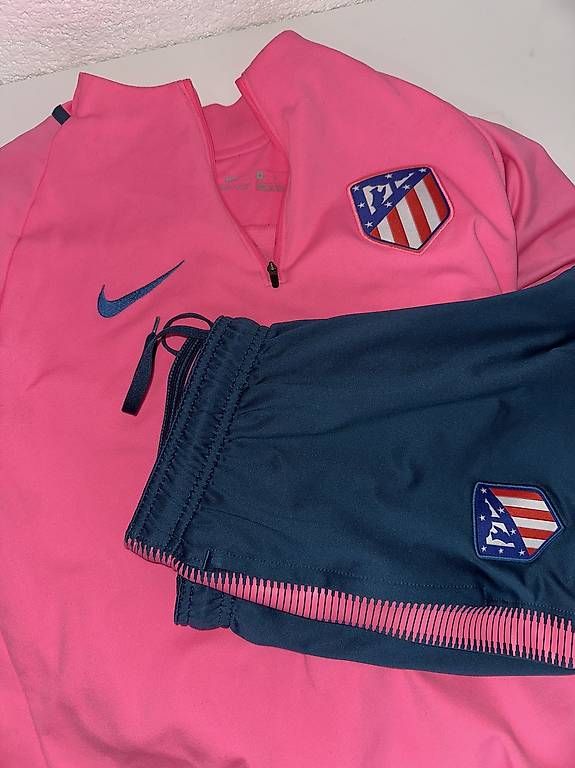 Completi: Nike tracksuit – Usato da Hitzkirch venduto da Oli.Fashion