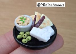 Handmade Humus mit Pitabrot, Oliven und Feta Käse