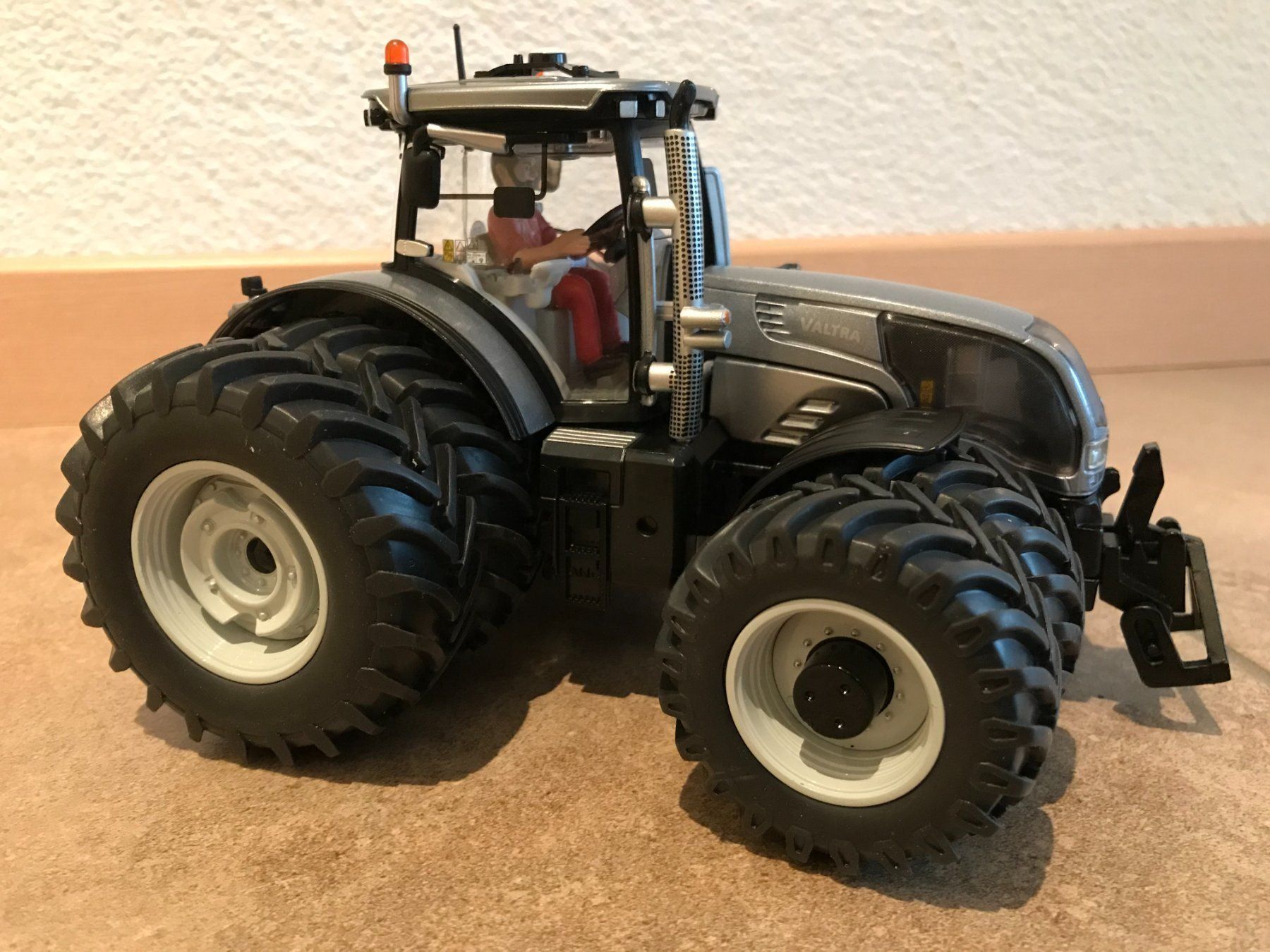 Valtra Trattori: SIKU Valtra S352 L.C.N 2018 – Nuovo e nell'imballaggio originale da Kreuzlingen venduto da Stefan1150 3
