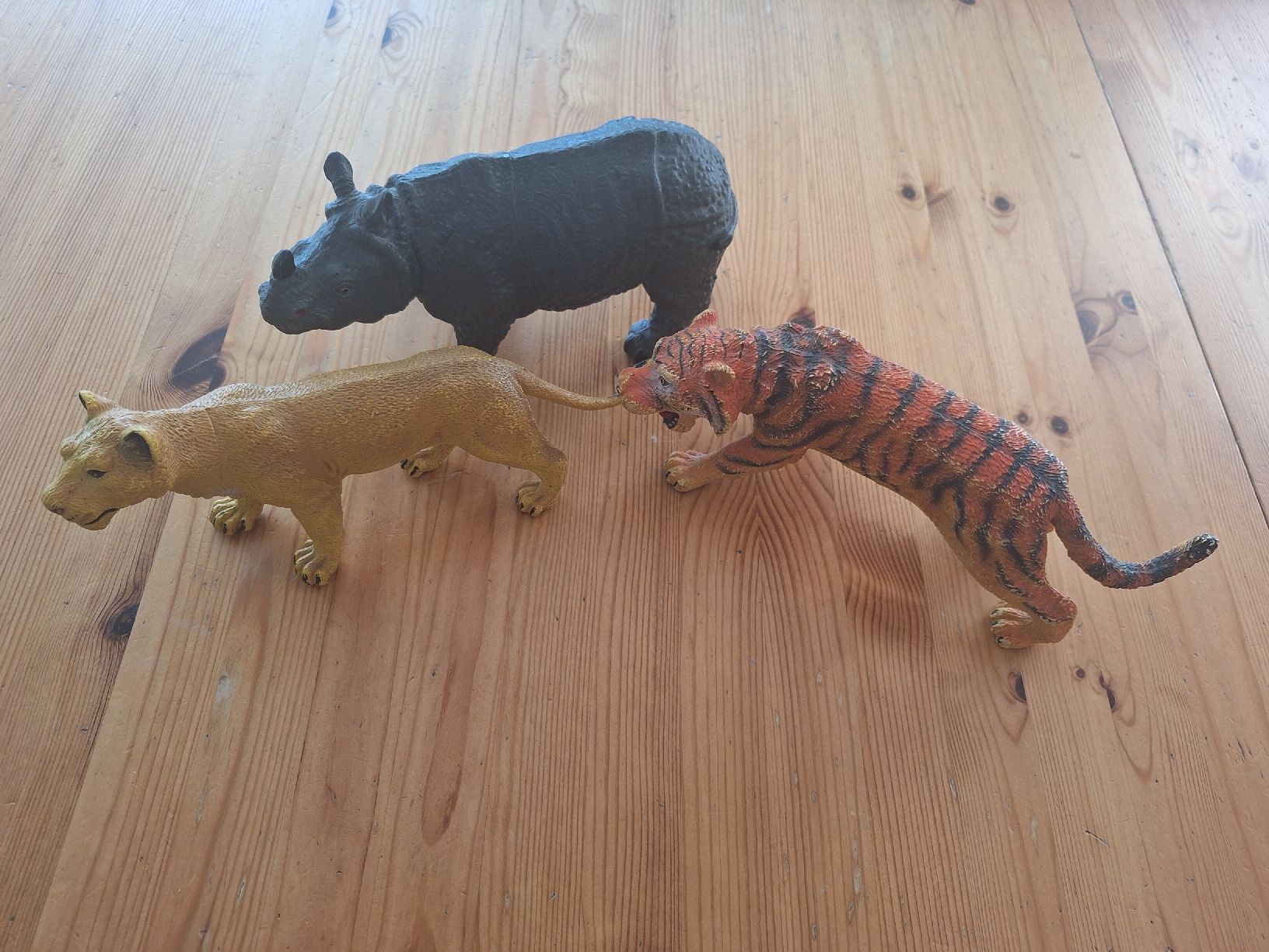 Giocattoli: Tierfigurenset Nashorn, Löwin, Tiger – Usato da Aesch BL venduto da ChezToKa