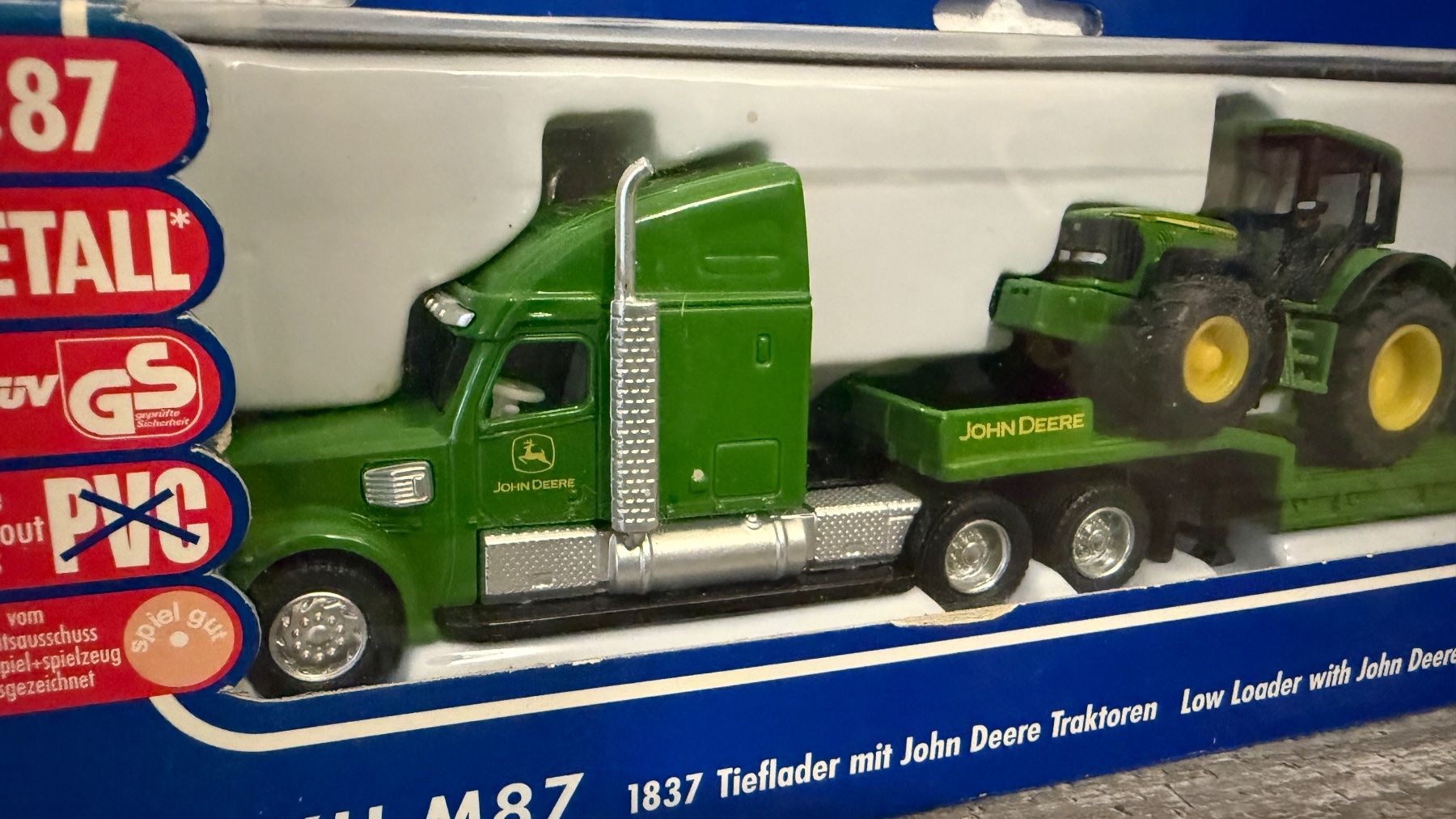Siku Modellini d'auto: 1837 Treflader mit John Deere Traktoren – Nuovo e nell'imballaggio originale da Ennetbürgen venduto da Siku-Sammlung 1