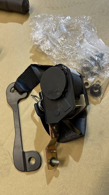 Tutti pezzi di ricambio auto: Gurtstraffer BMW E24 Neu! – Usato da Burgdorf venduto da NoQuestions 1