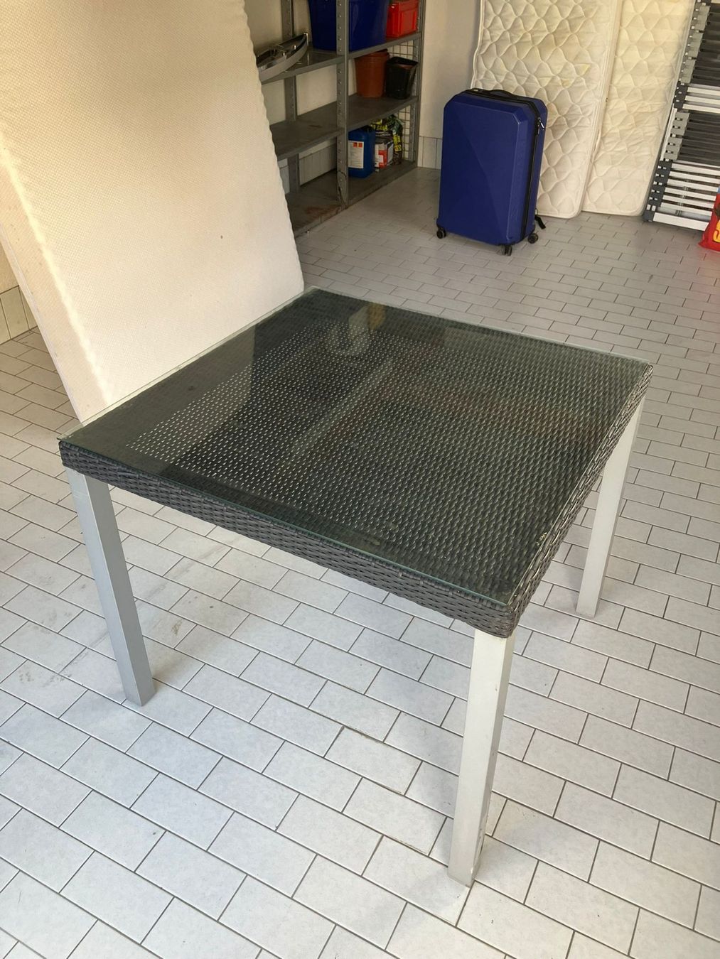 Tavoli: Gartentisch mit Glasplatte 90cm x 90cm – Usato da Appenzell venduto da oli_8dbc 1