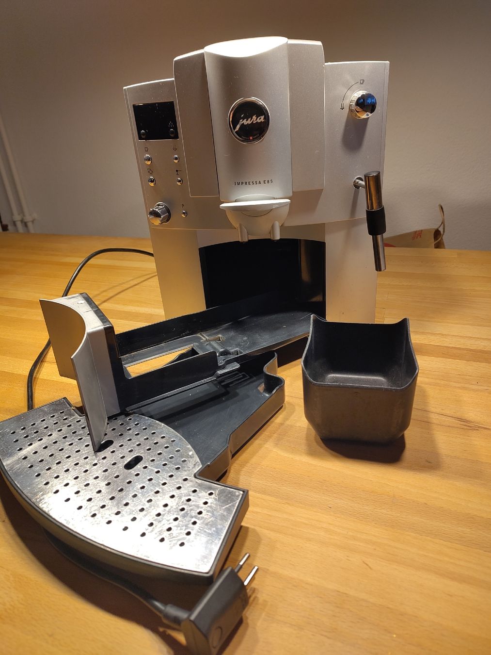 Jura Macchine per caffè & Macchine per espresso: Jura Impressa E85 Kaffeevollautomat – Usato da Schaffhausen venduto da chr_2rw5 2