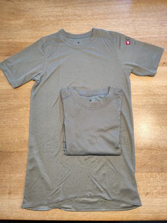 T-Shirt olivgrün Schweizer Armee Grösse M zwei Stück