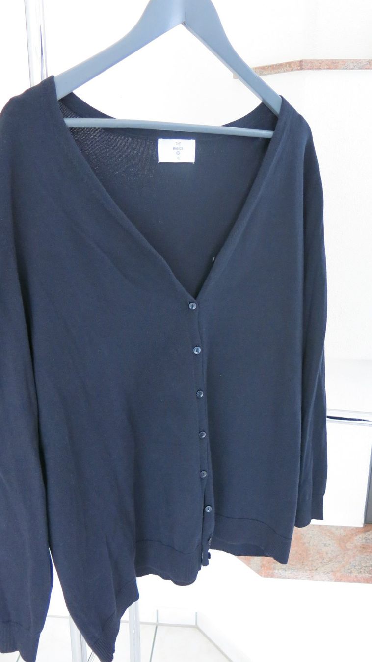 Giacche: Basic-Strickjacke mit V-Ausschnitt – Usato da Lachen SZ venduto da artbyblondangel 1