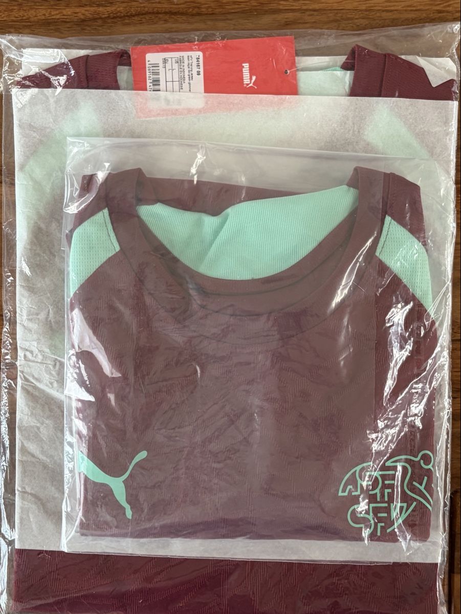 Schweizer Nati Canottiere & Pantaloni: 2 Schweizer Nati Trainingsshirts, NEU, ungetragen – Nuovo e nell'imballaggio originale da Biel/Bienne venduto da ArminGroner 2