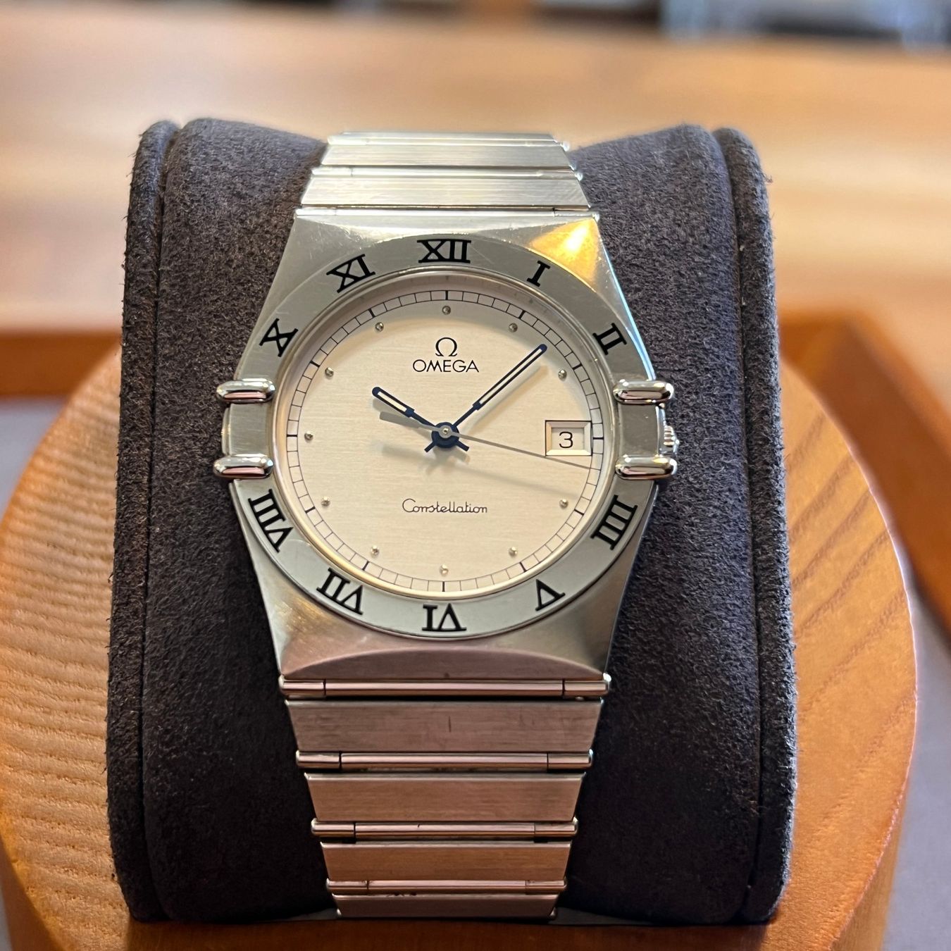 Omega Orologi: Omega Constellation Silver Dial Quartz Date 1510.3 – Usato da Carouge GE venduto da Watchaser
