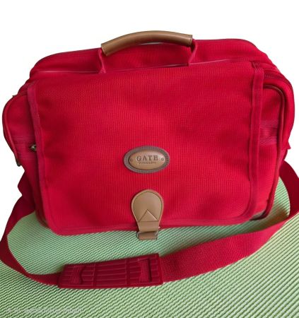 Rote Schultasche / Umhängetasche – robust, viele Fächer, top