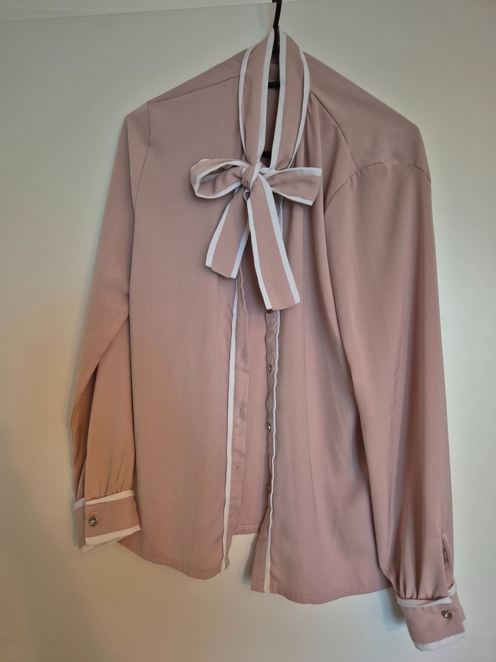 Blusen: Schicke Bluse mit Schleife, Grösse L – Gebraucht aus Zürich von miss_lin