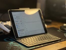 iPad 8 32GB  Akku 91% Logitech Folio Bluetooth-Tastaturhülle