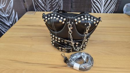 Handtasche schwarz mit Nieten und Gurt neuwertig