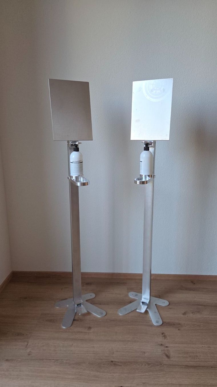 Sonstige Dekorationen & Accessoires: Desinfektionsständer mit Spender – Gebraucht aus Baar von fri_djn6