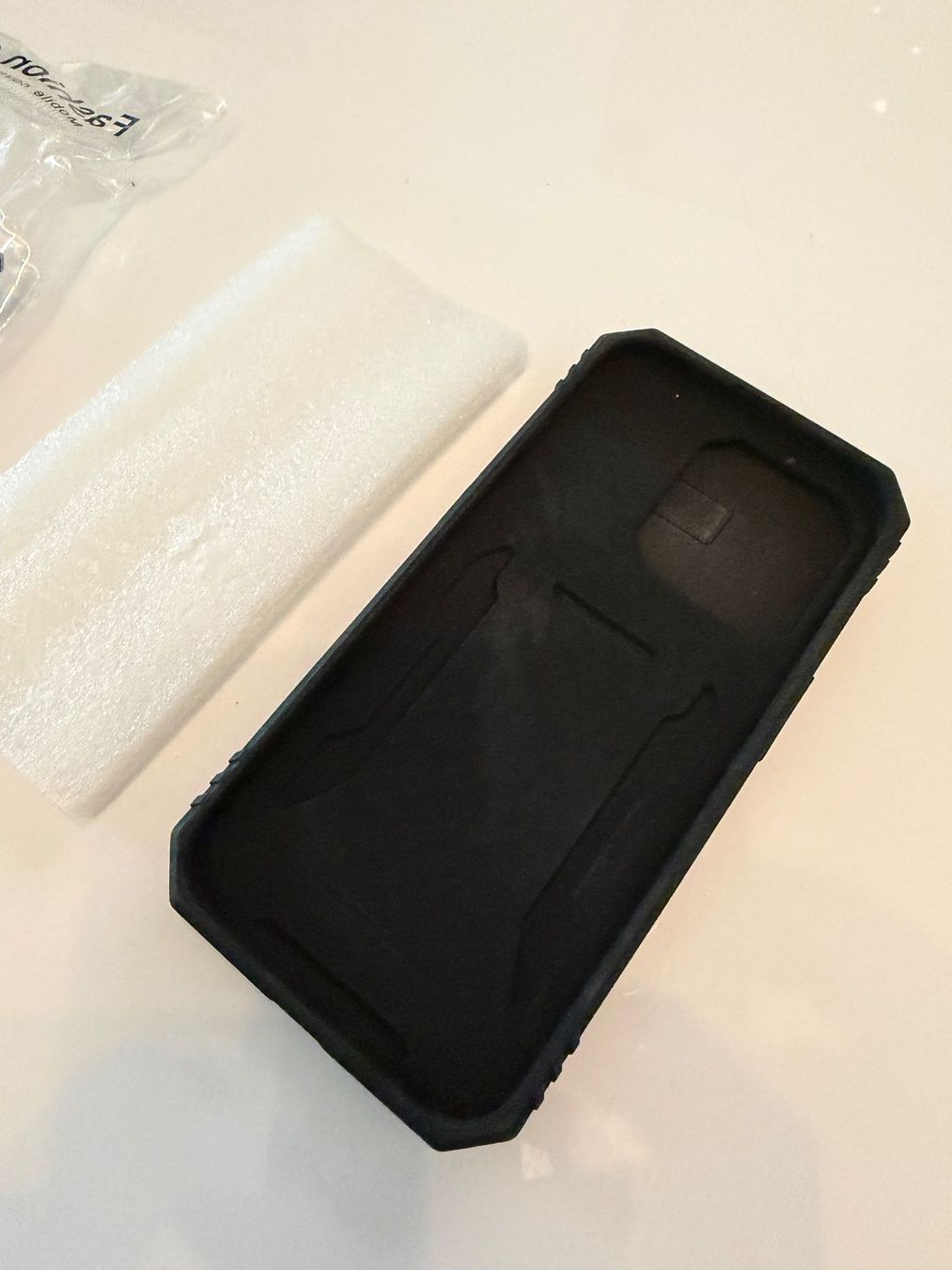 Apple Cover & Protezioni schermo: iPhon 14 Pro Cover schwarz Kunststoff m. Linsen Klappe – Nuovo e nell'imballaggio originale da Kölliken venduto da Teguwegu 3