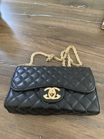 Damen Handtasche schwarz gesteppt mit goldener Kette guter Z