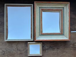 3 antike Bilderrahmen aus bemaltem Holz und Glas.