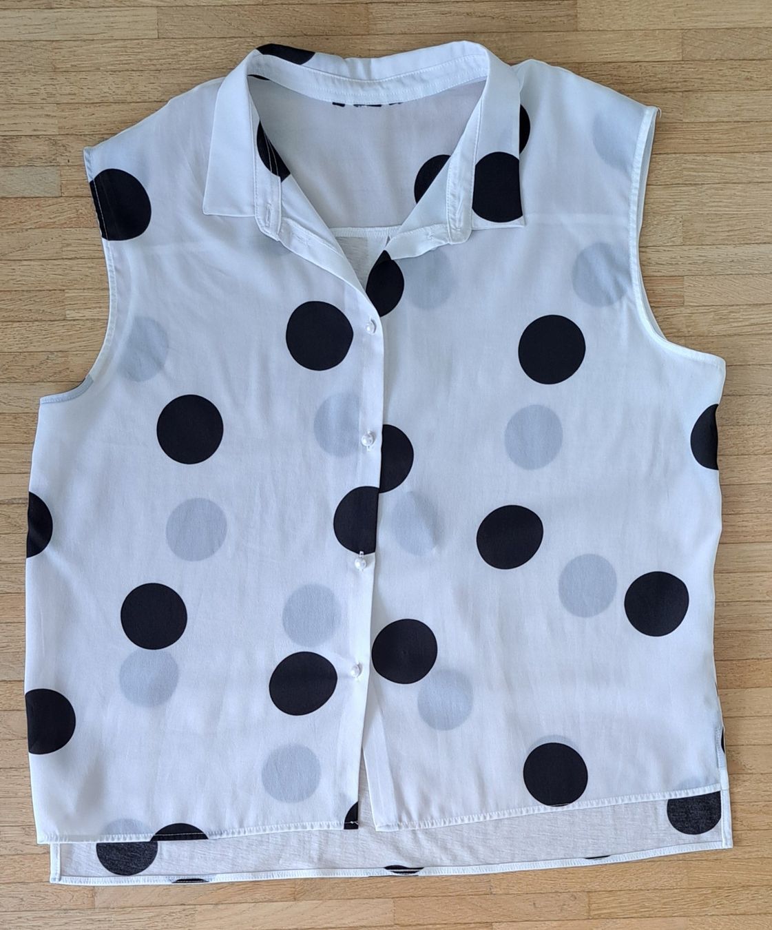 Top: Chemisier blanc à pois noirs. – Nuovo (secondo la descrizione) da Le Mont-sur-Lausanne venduto da olatiu