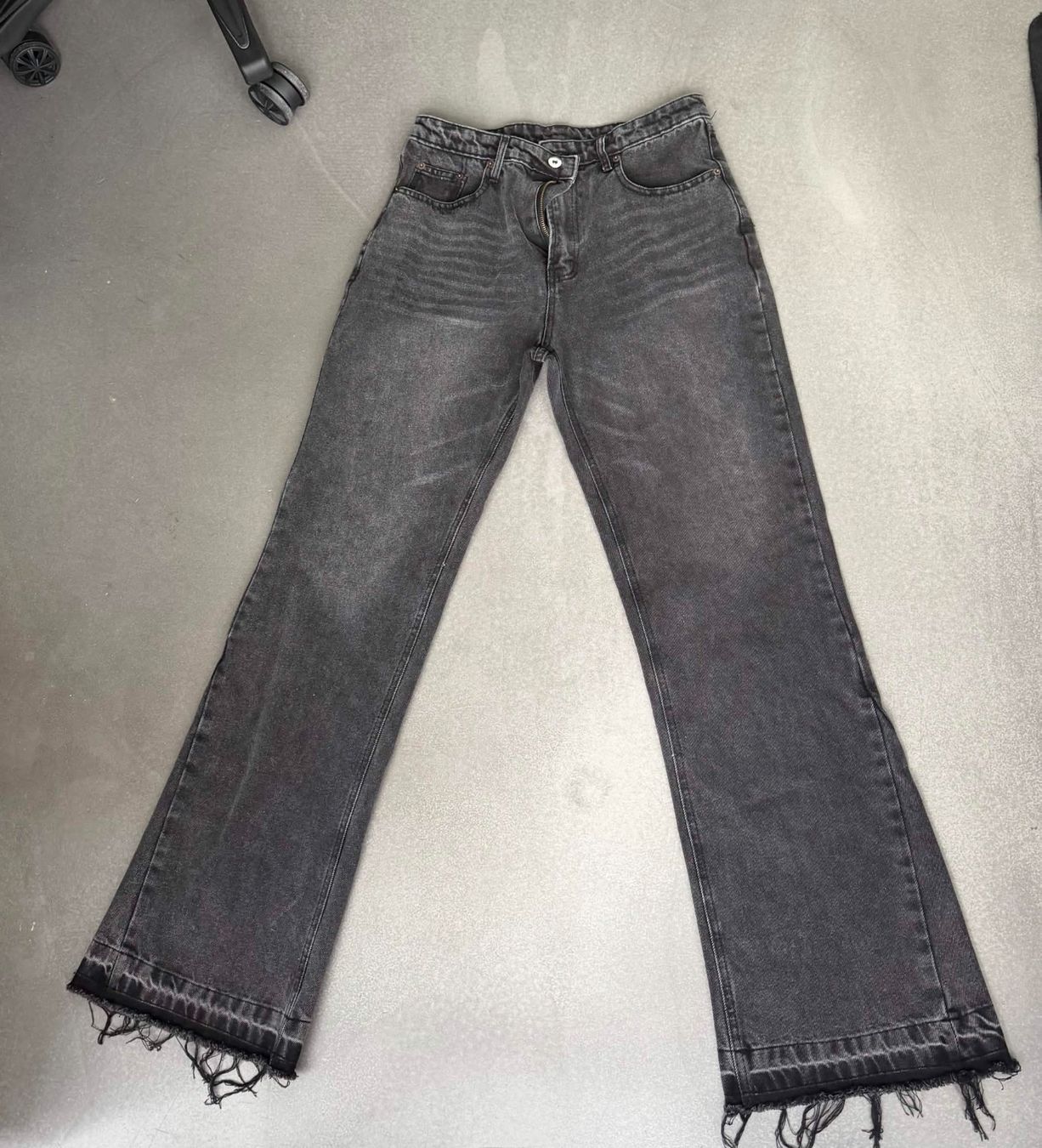 Jeans: Schwarze flear Jeans mit Fransen, Größe (M) – Nuovo (secondo la descrizione) da Sissach venduto da jdv_j65j