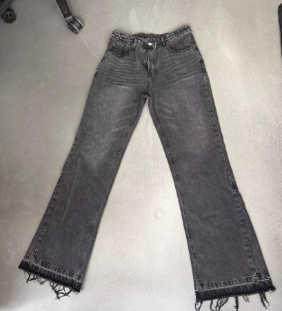 Schwarze flear Jeans mit Fransen, Größe (M)