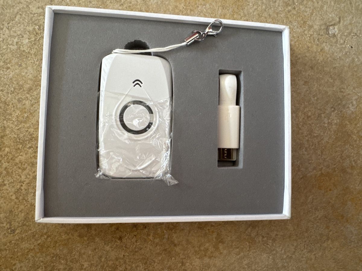 Placchette & Badge: FindMe Tracker -  wenig gebraucht im Originalverpackung – Difettoso da Zumikon venduto da 19monica75 5