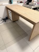 Massiver Bürotisch mit Korpus