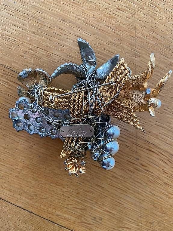 Spille & Fermagli: Tota Brosche Gold Silber Perlen Vintage Statement Schmuck – Usato da Ennetbürgen venduto da Fifis-Fundgrube 1