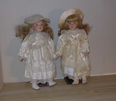 2 Wunderschöne Porzellanpuppen Sammlerpuppen