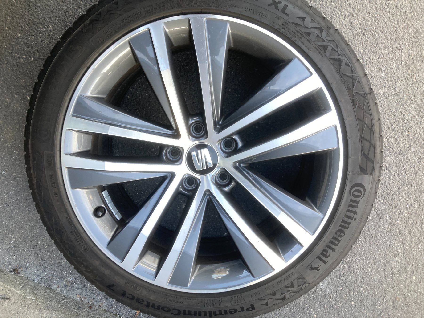 Seat Pneus & Kompletträder: Seat Alhambra Sommerräder  225/45R18 Continental / Pirelli – Gebraucht aus Cham von Cham6332 4