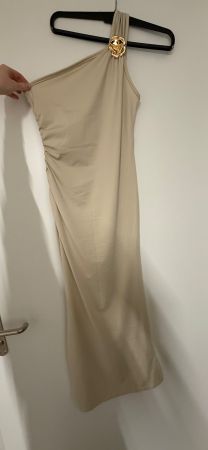 Beiges Sommerkleid mit goldener Brosche, Grösse XS