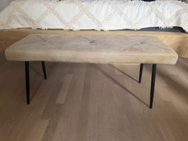 Bank beige mit schwarzem Fuss 