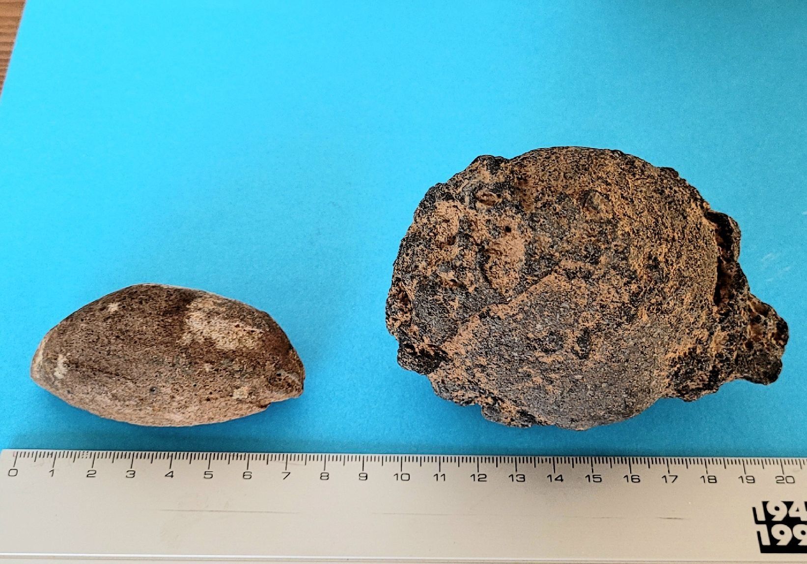 Mineralien & Heilsteine: 2 vulkanische Bomben, Lavakugel – Gebraucht aus Unterengstringen von orpheo13