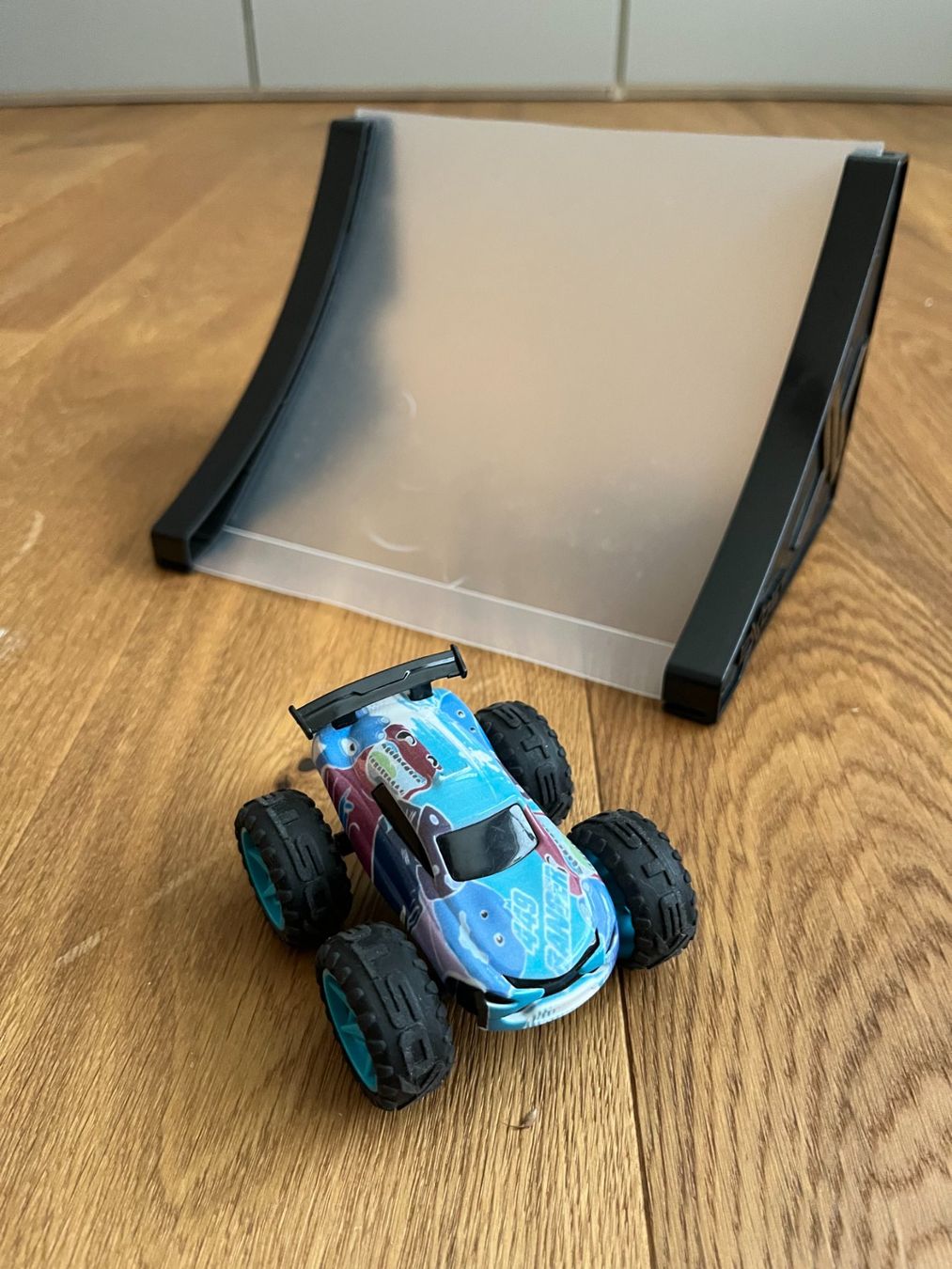 Spielzeuge: Monstertruck mit Rampe – Gebraucht aus Bäretswil von Ctacol