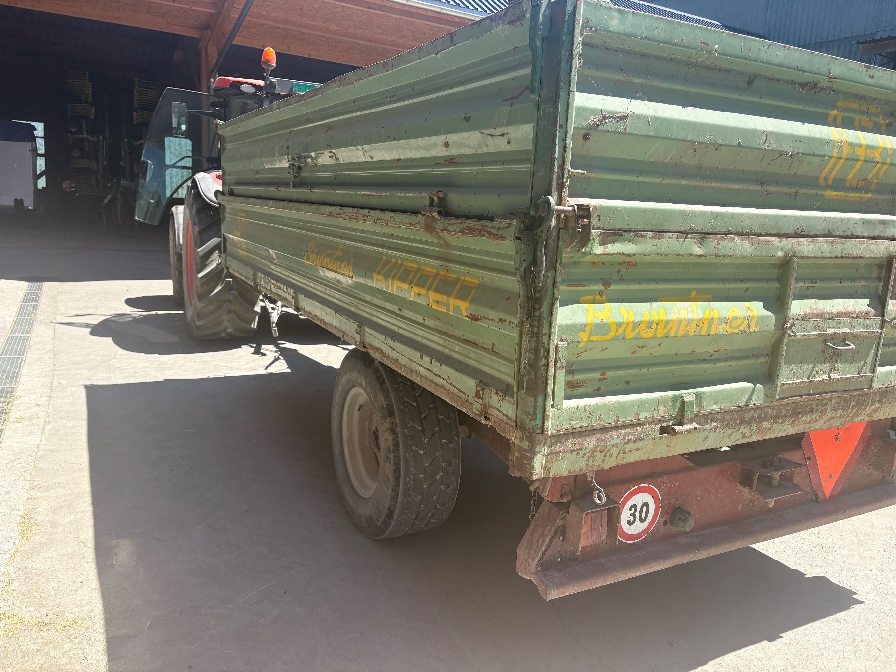 Camions-bennes: Kipper dreiseitenkipoer Brantner – D'occasion à Benken par foenssi 1