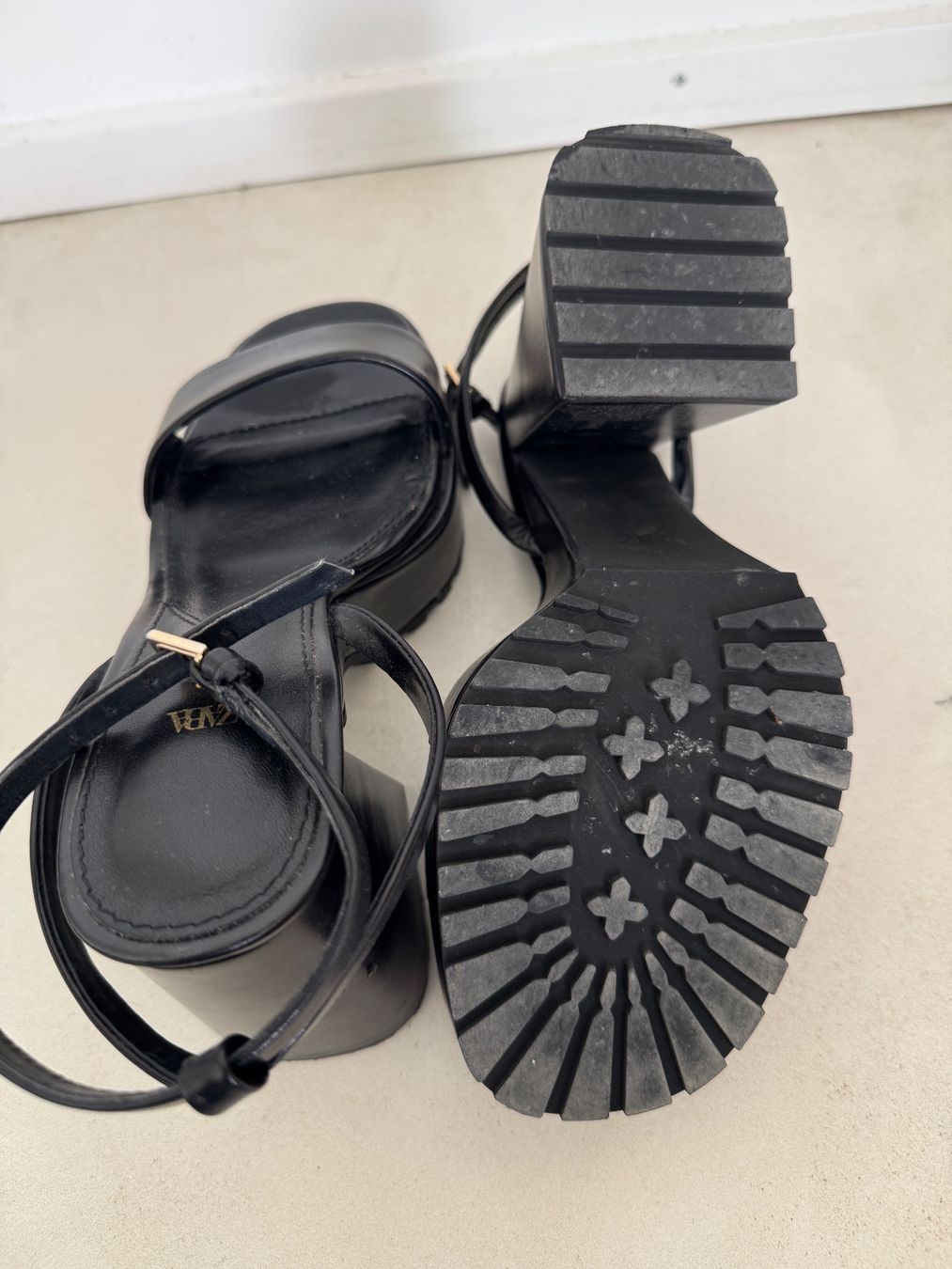 Zara Damenschuhe: Mules 70s à talons compensés noires – Gebraucht aus giffers von sev_c9x9 3