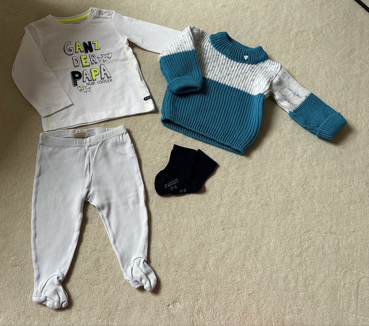 Lotti & Set di vestiti: Baby-Set Grösse 74 - Pullover, Shirt, Hose, Socken – Nuovo (secondo la descrizione) da Buchs AG venduto da Dasmusstduhaben