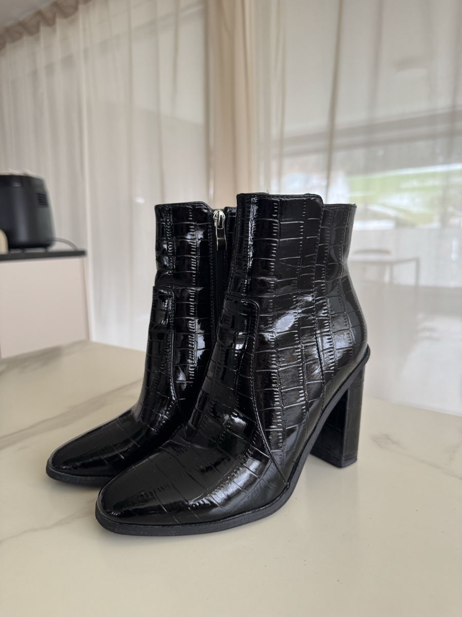 Scarpe da donna: Schwarze Stiefeletten mit Kroko-Optik - Grösse 37 – Usato da Rickenbach LU venduto da Steffischuepfer 1