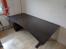 Massiver Büro-Tisch