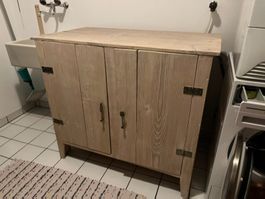Rustikale Holzkommode mit 2 Türen
