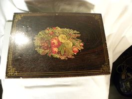 Wunderschöne alte Blechbox schwarz mit Blumendecor