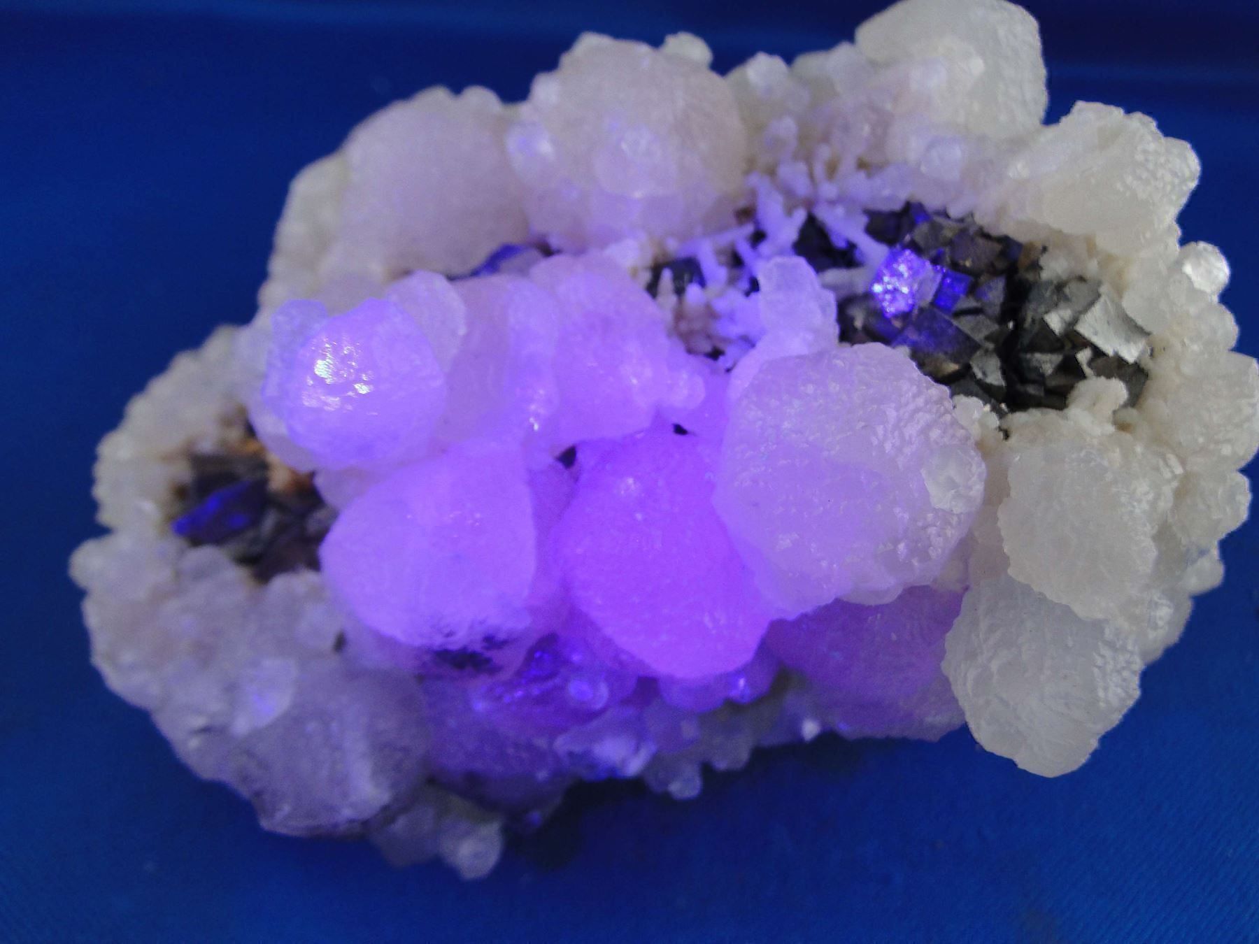 Minerali & Pietre curative: Arsenopyrit mit Calcit (UV-Pink) – Usato da Schinznach Bad venduto da Demerald 5