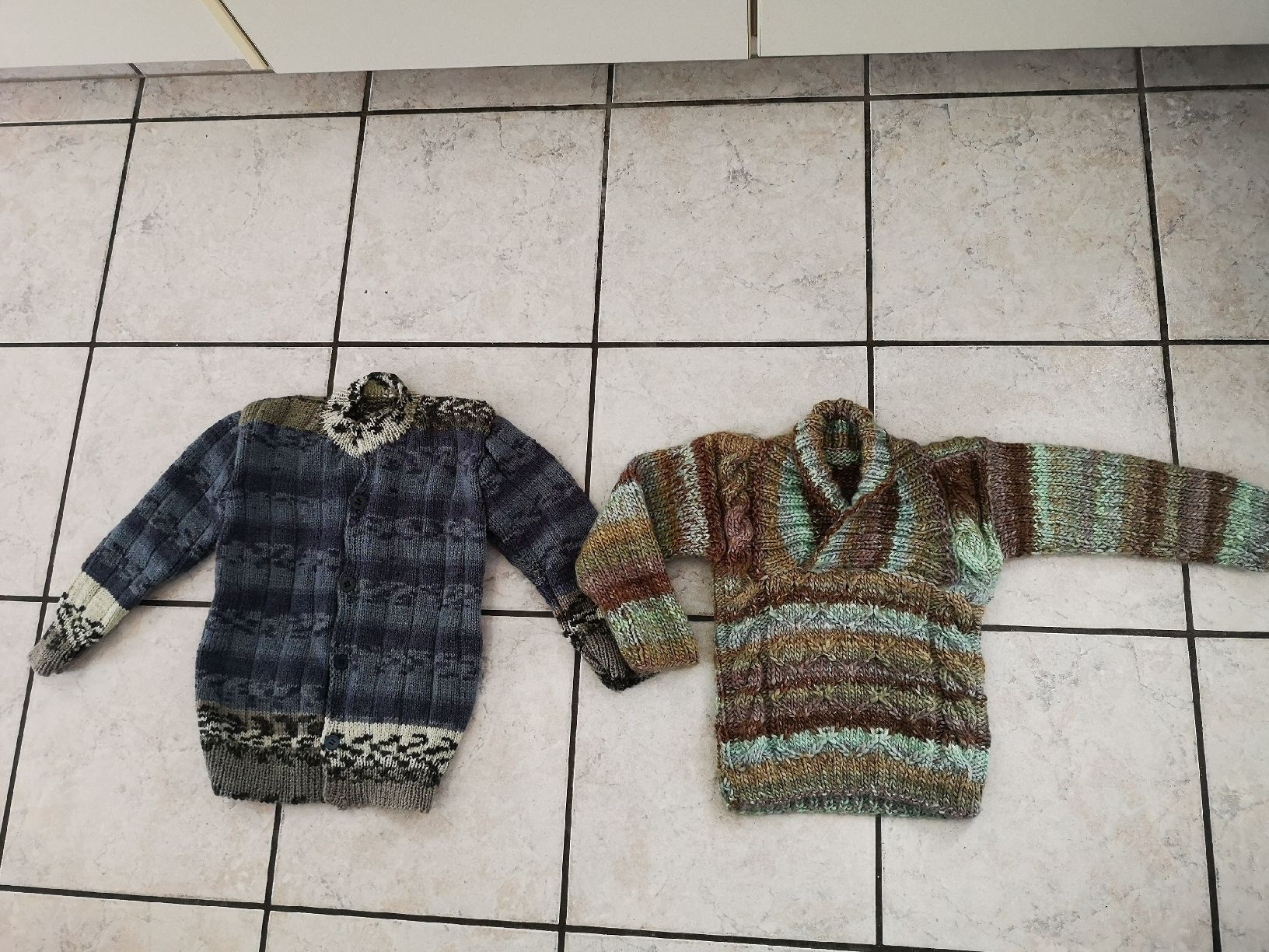 Maglioni & Felpe: 2 x warme woll strick Pullover und strick Jacke gr. 104-110 – Nuovo (secondo la descrizione) da Sevelen venduto da gsandax