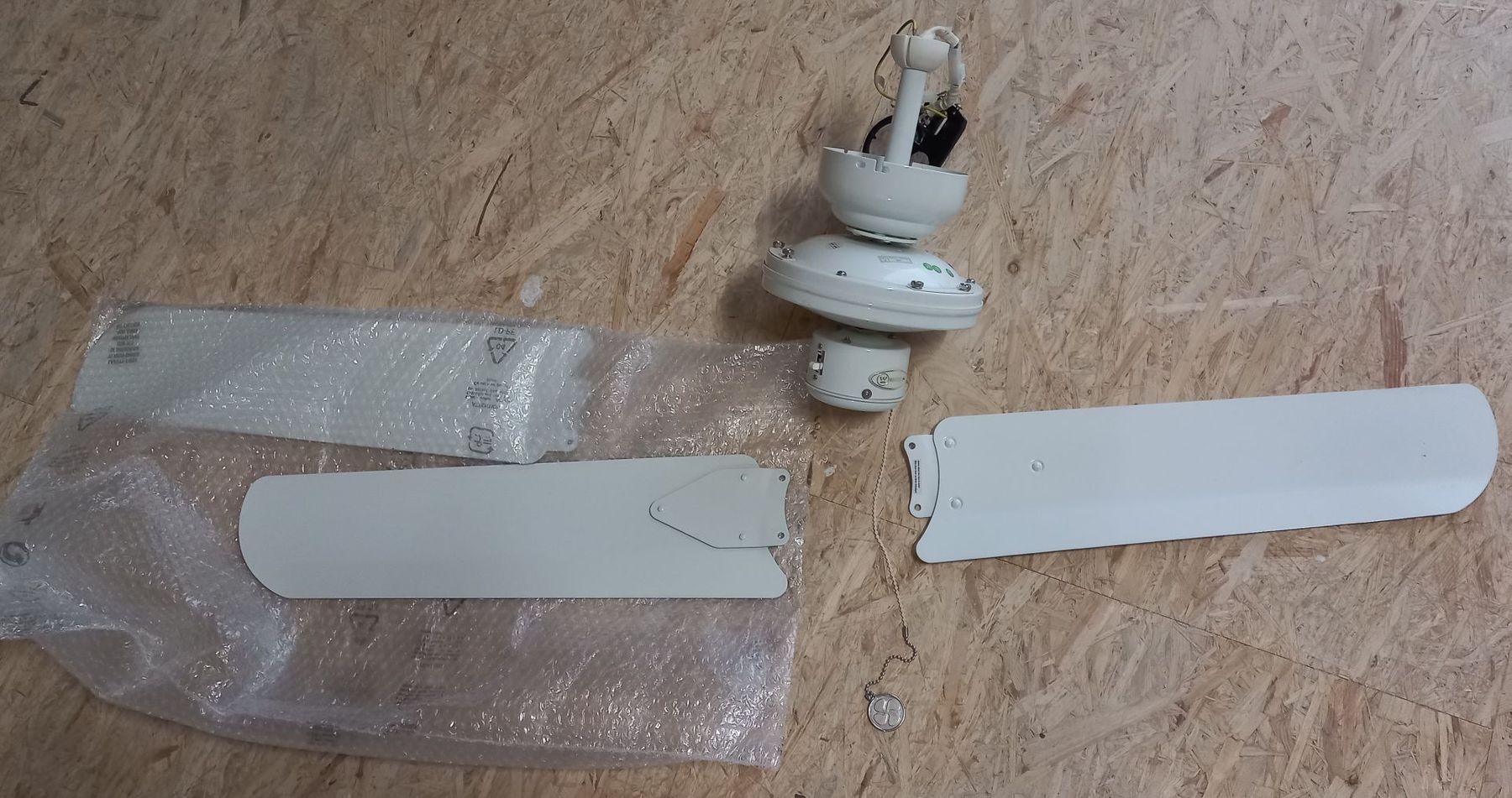Ventilateurs: Deckenventilator mit 3 Flügeln weiss – D'occasion à Buttisholz par Adii
