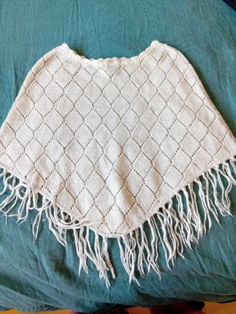 Cremefarbener Strickponcho mit Fransen für Mädchen